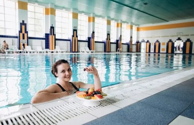 Крытый бассейн